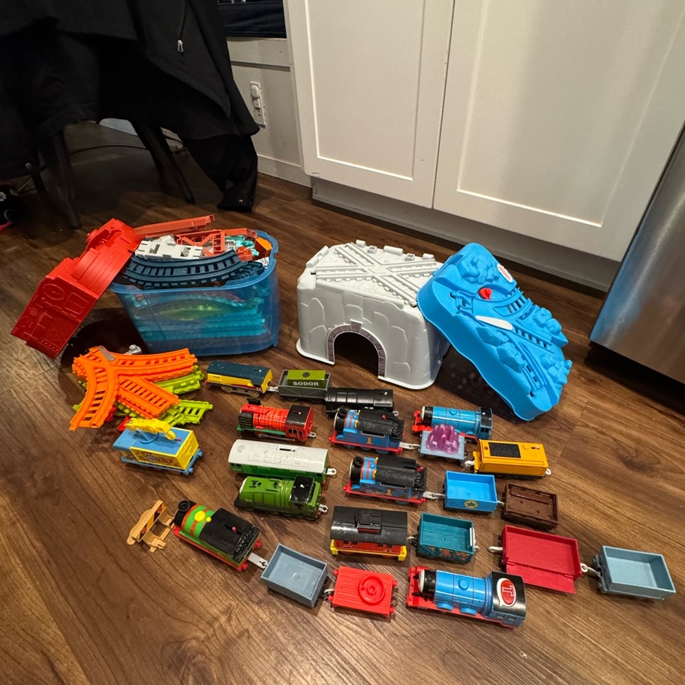 Thomas & Friends LOT of Builder Box Tracks & Trains Set Battery Operated